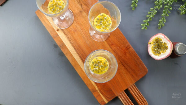 Preparing the serving glass with reserved pulp and chili.