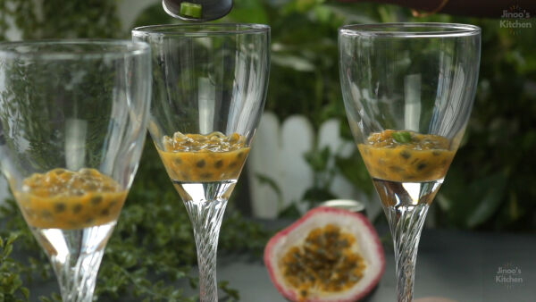 Preparing the serving glass with reserved pulp and chili.