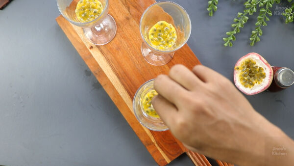 Preparing the serving glass with reserved pulp and chili.