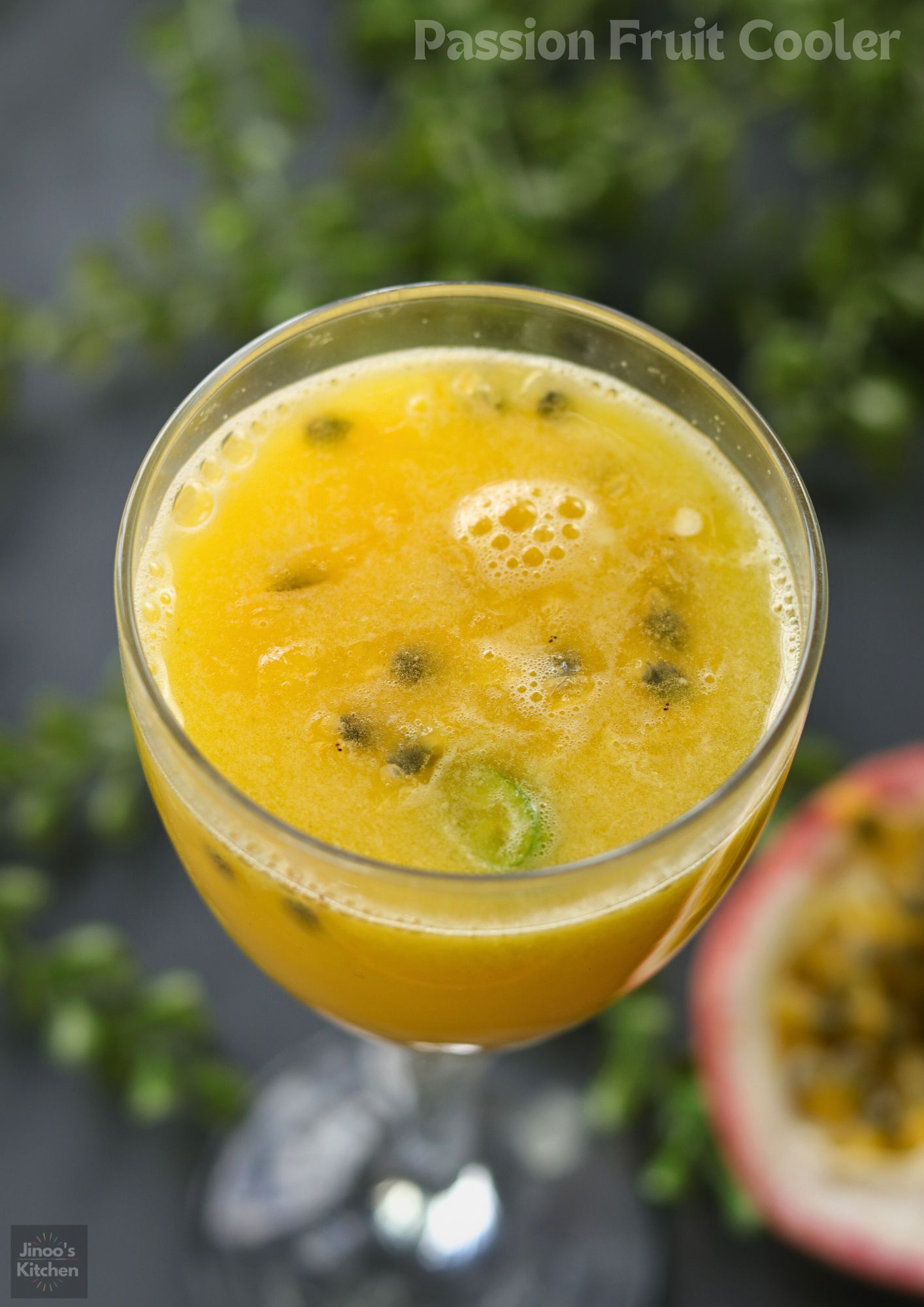 Final presentation of refreshing passion fruit juice.