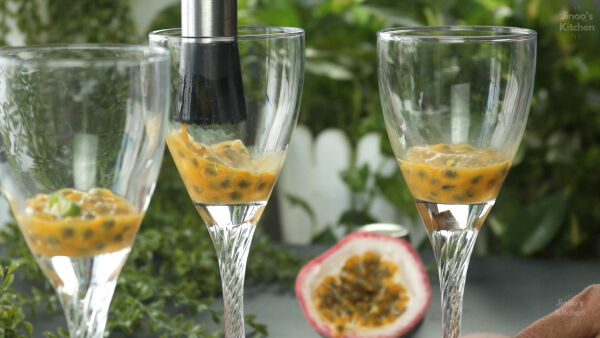 Preparing the serving glass with reserved pulp and chili.