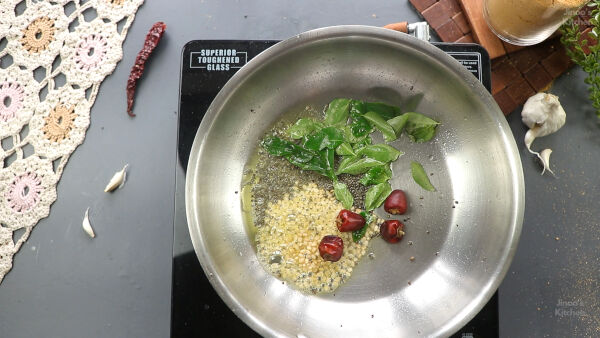 add-urad-dal-curry-leaves-and-chilli-for-ghee-podi-idli-recipe