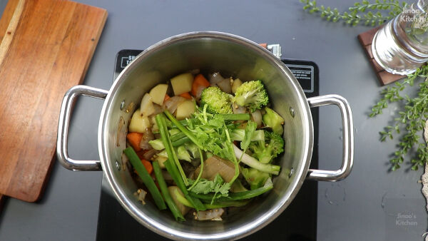 cream-of-broccoli-soup-recipe-add-spring-oniosn-and-coriander