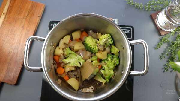 cream-of-broccoli-soup-recipe-fry-spices