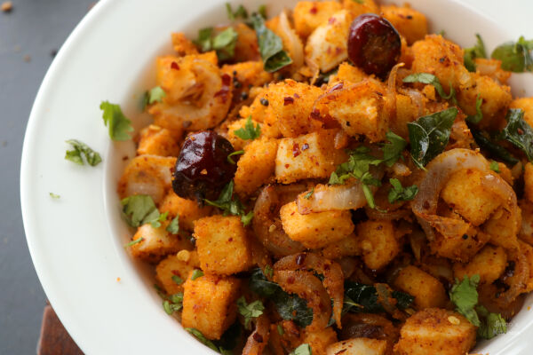 ghee-podi-idli-final-serving-with-coriander-leaves