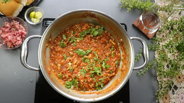 garnishing paneer-pav-bhaji