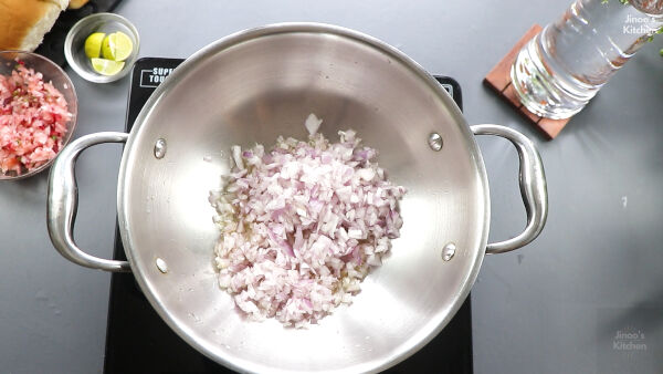 adding onions paneer-pav-bhaji