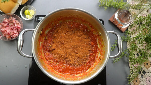 adding spices paneer-pav-bhaji