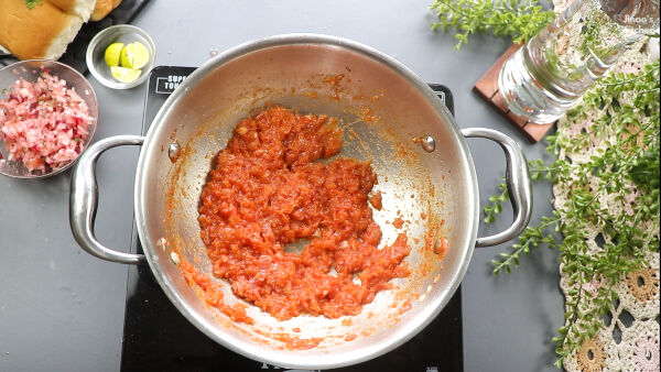 cooking the gg paste paneer-pav-bhaji